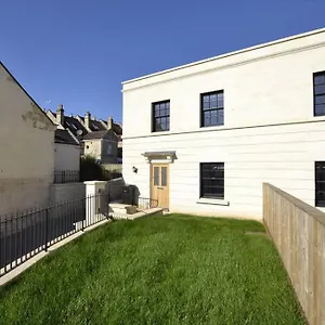 Fantastic 3-bed House With Parking Bath